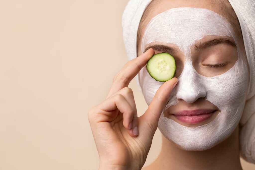 mujer recibiendo limpieza facial personalizada según tipo de piel