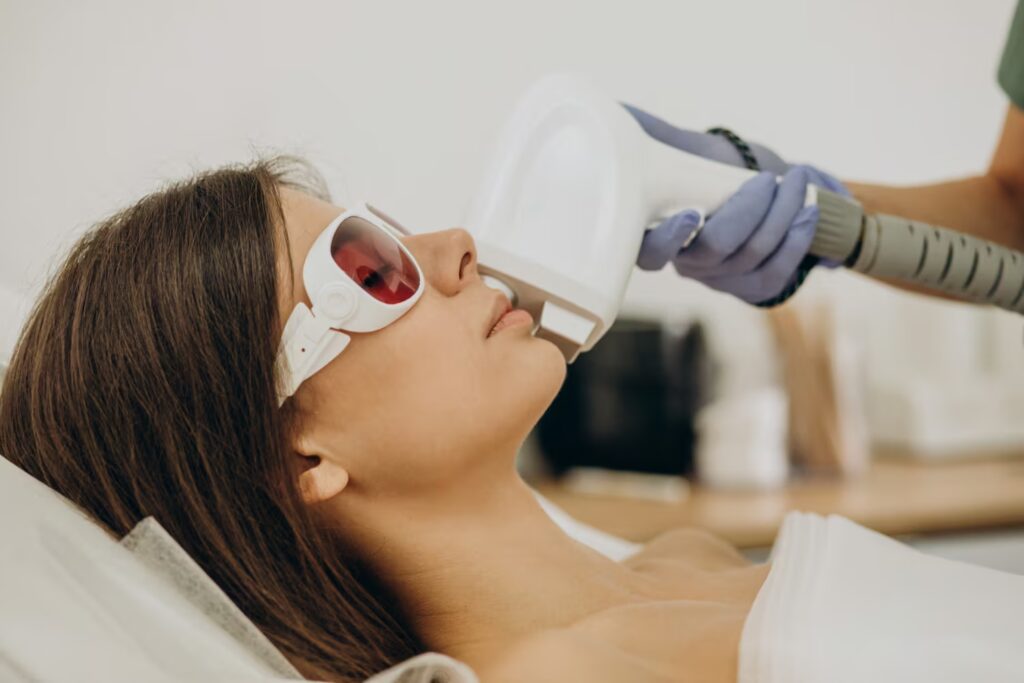 mujer cuidando su piel del sol después de un tratamiento con láser facial