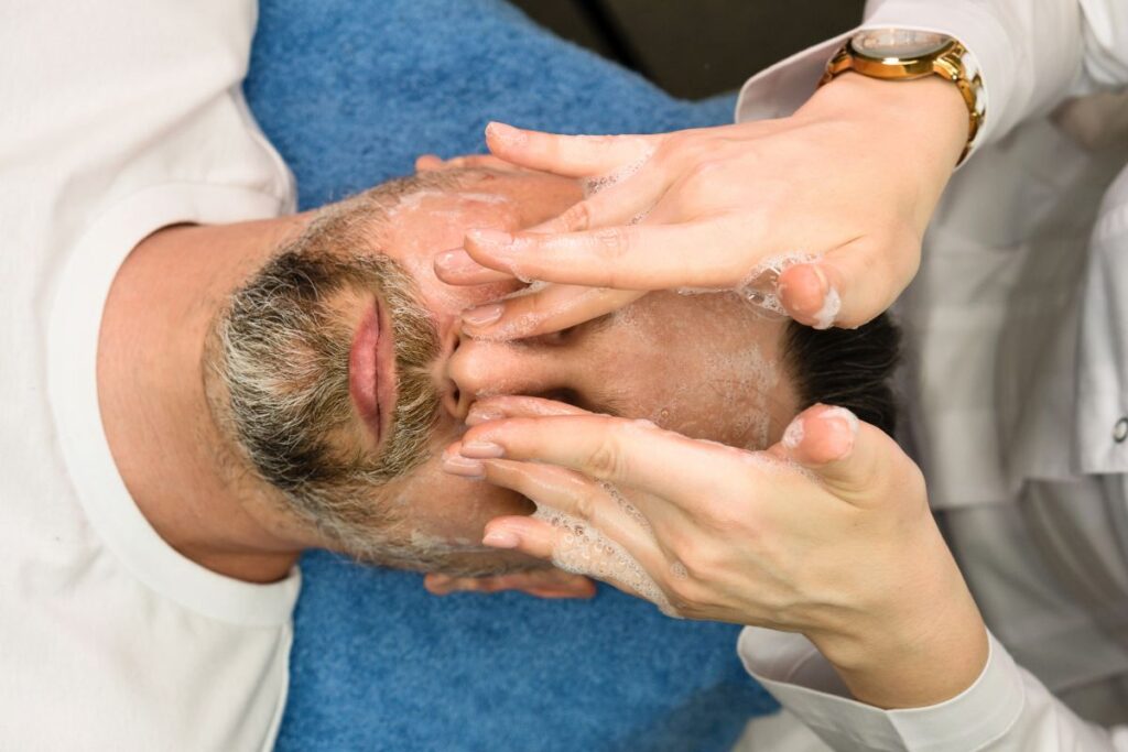 Beneficios de la limpieza facial en hombres