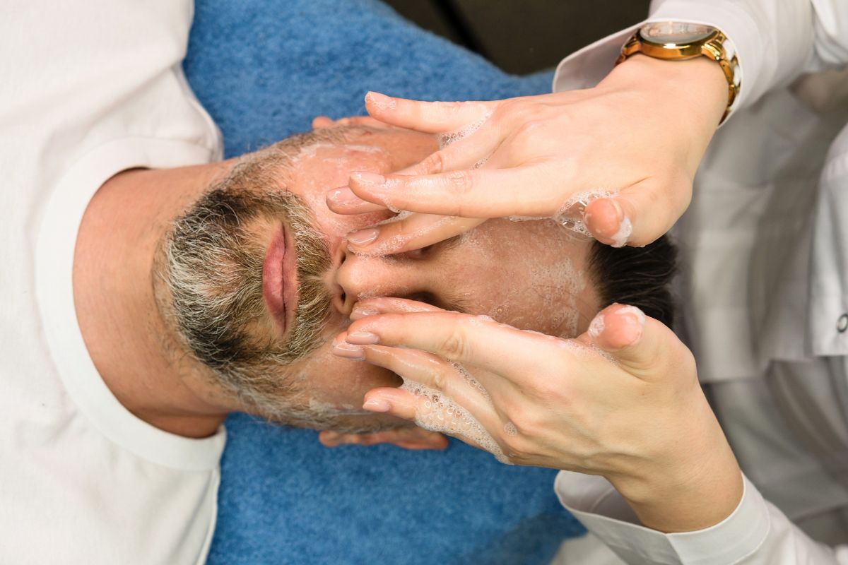 Beneficios de la limpieza facial en hombres