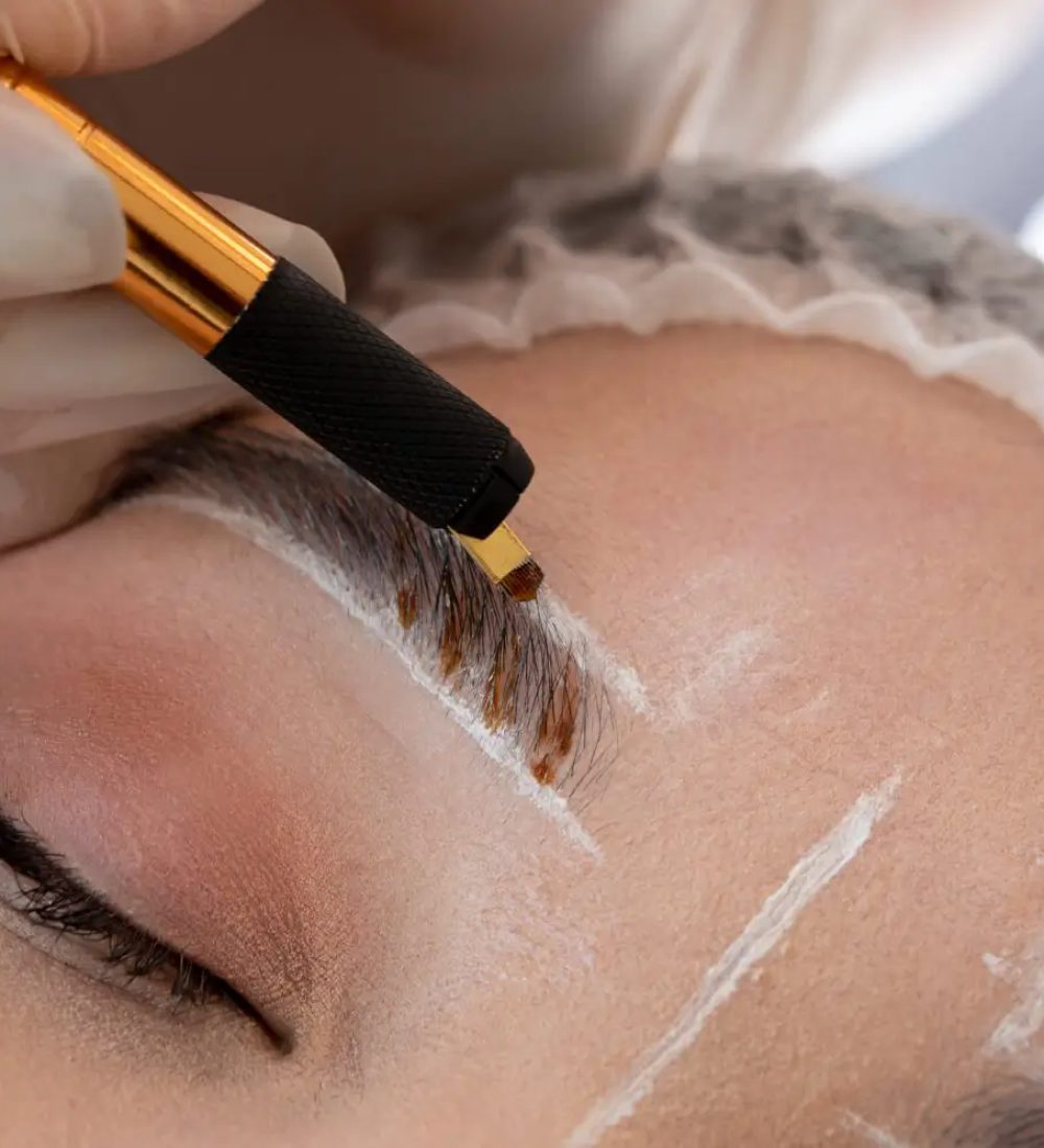 Tratamientos de estética profesional para laminado de cejas en Aspe